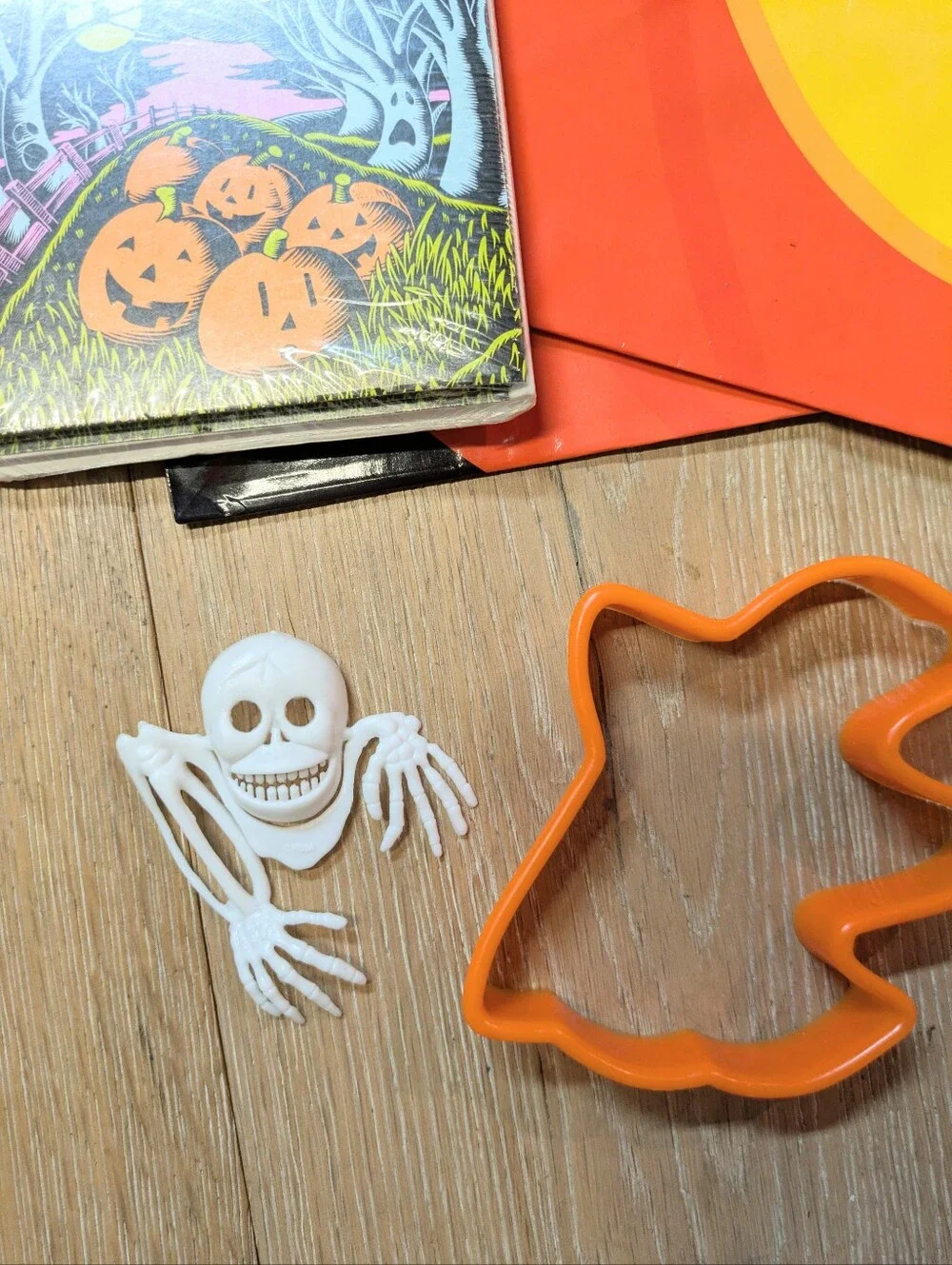 Small Lot Of 90s HALLOWEEN items - Party Invitations Bags Cookie Cutter Skeleton